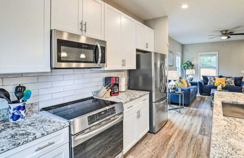 Modern Candler Home with Deck and Yard! - Foto 10