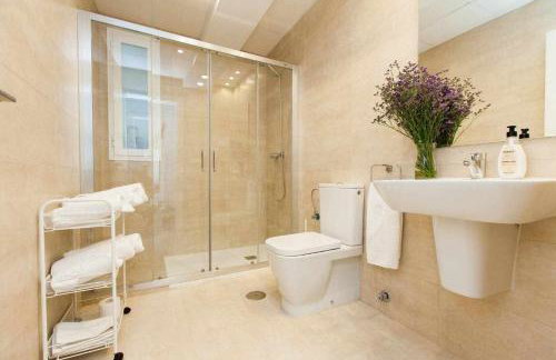 ISG Apartments Downtown family haven Free parking spot - Foto 6