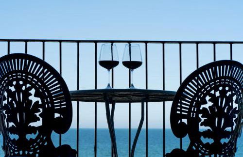 Signature Beachfront Home, Panoramic Sea Views & Marble Fireplace - Foto 16