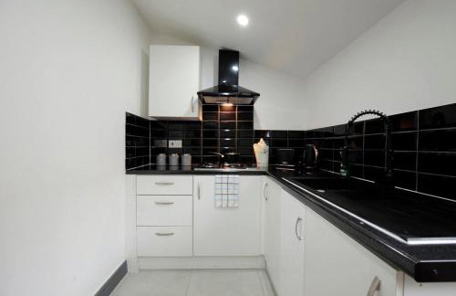 Dixon House, Sleeps 6, Free Parking, Long or Short Stays - by NMB Property - Photo 17