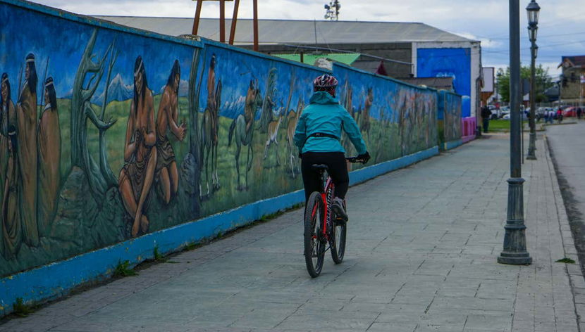 Frente al mural de homenaje a los pueblos indígenas