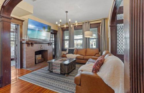 AC 9 BR 4BA Victorian Manor - 1 Block to Beach - Foto 13