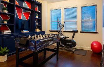 Spacious 3BR Home w Game Room, Gym & Study - Foto 11