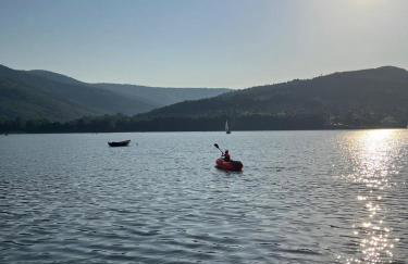 Domek nad jeziorem w górach - Foto 5