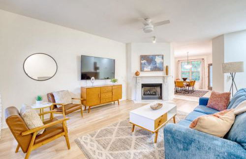 Spacious Modern Retreat with Game Room & Fire Pit near Trails - Foto 1