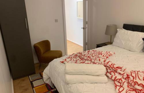 Cozy Entire Apartment with Free onsite Parking, 2-Min Walk to Barking Station - Foto 14