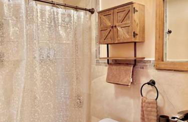 Chic Chalet River Views & Access - Foto 60