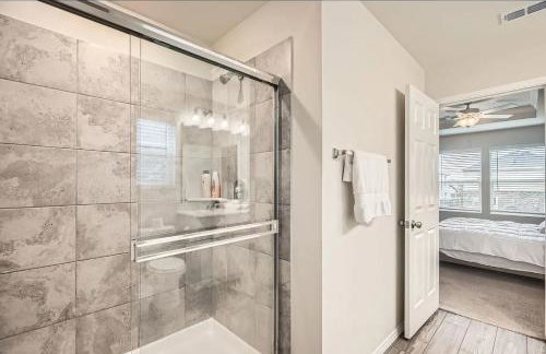 Modern Retreat with Private Office - Foto 15