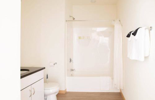 Walker's Point Studio with Gym and Balcony - Foto 13