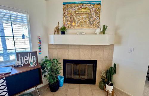 Epic Views, Huge House, Acres of J-Trees to explore, Hot Tub, Pool, AC, and Mini-Golf - Foto 17