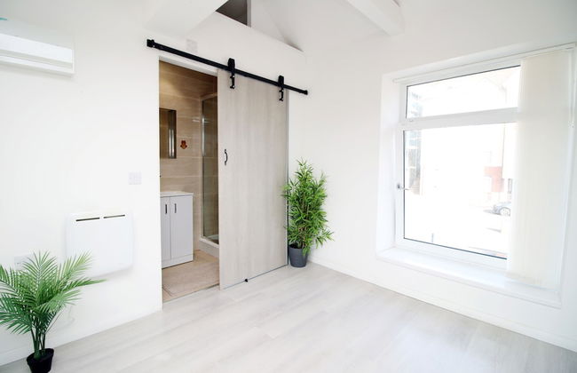 Skyline Immaculate 2-bed Apartment in Swansea - Photo 30