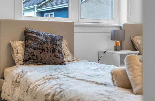 West Lothian 5 Beds + car space - Photo 11