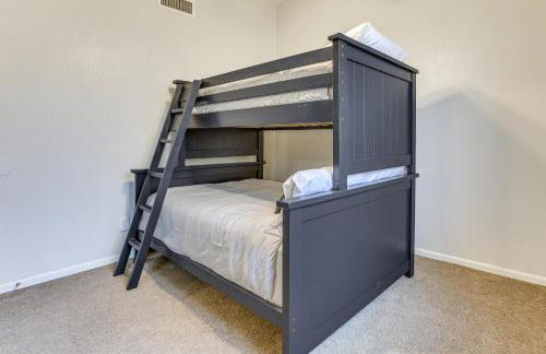 Game Room and Backyard Oasis Avondale Group Getaway - Foto 22