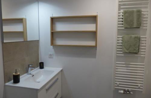 Le 206 Appartement Moderne et Cosy-Terrasse -Centre-Parking-Wifi - Foto 9