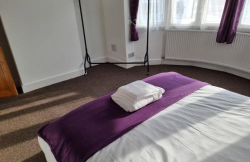 Entire 3 bedroom home with Parking in Welling, London, UK - Photo 51