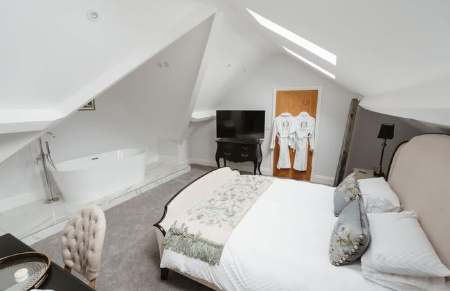 Willow Lodge With Hot Tub - Photo 16