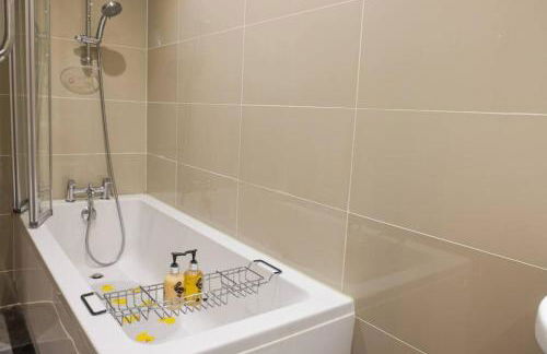 Spacious two bedroom, two bathroom Beach Nest with garden - Foto 21