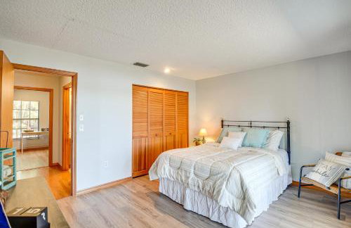 Lake Smith Getaway with Dock Families Welcome! - Foto 13