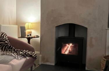 Spacious 4 Bed House Ideal for Races - Photo 20