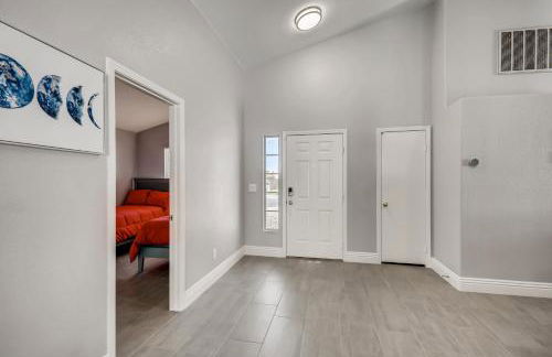 Luxurious House With A Pool, Spa, and Patio, Sleeps 6 Comfortably - Foto 28