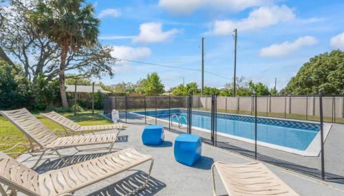 Oversized 4bed + Converted Bedroom, HEATED Pool + Hot Tub - Photo 3