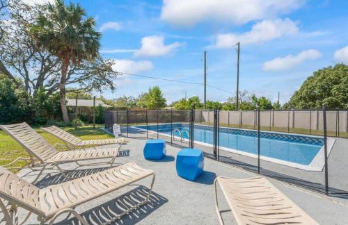 Oversized 4bed + Converted Bedroom, HEATED Pool + Hot Tub - Photo 3