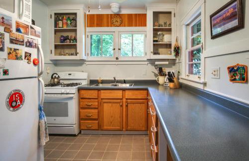 Harbert Cottage with Fire Pit Half Mile to Beach! - Foto 8