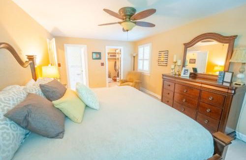 Martinsville Gem - Fireplace, Pets, Near the Park - Foto 20