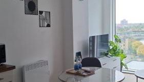 Penthouse height Flat, City View Balcony, Quiet, Free Wifi, Gym & More Minimalistic Home - Foto 4