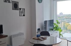 Penthouse height Flat, City View Balcony, Quiet, Free Wifi, Gym & More Minimalistic Home - Foto 4