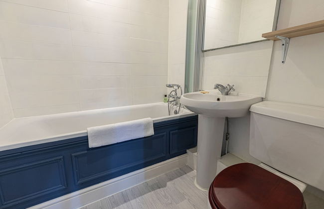 JOIVY Stylish 2-bed Flat w/ Terrace Near Battersea Park - Foto 21