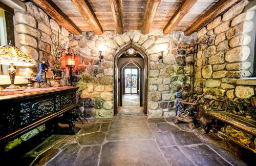 HIGHLANDS CASTLE overlooking Lake George plus 2 other CASTLES & SUITES - Foto 45