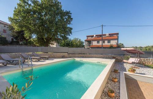 Malerische Villa mit Privatpool, mediterranem Garten, Outdoor-Kueche, Waschmaschine, Trockner - Photo 3