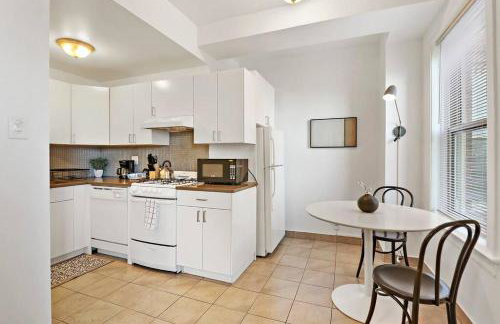 Sleek 1-Bedroom Apt in Chicago - East Park Tower 0610 rep - Photo 11