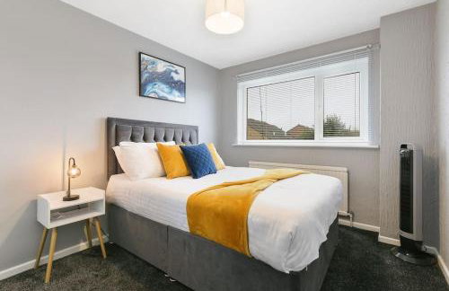 Superb 3 bed house, homely comforts close to supermarkets, with private parking on gated premise - Photo 2