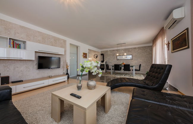 Luxury Secluded Villa w. Pool, Jacuzzi and Garden - Photo 25