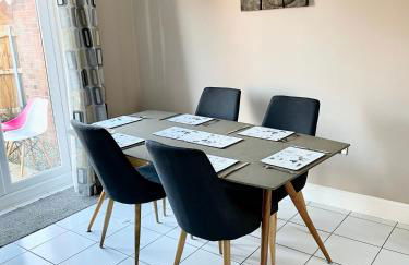 Stunning Large Detached Gloucester, 4 beds, 3 bedroom, 2 bathroom property, Nr Chelt, The Docks and Quays sleeps 6 - Photo 11