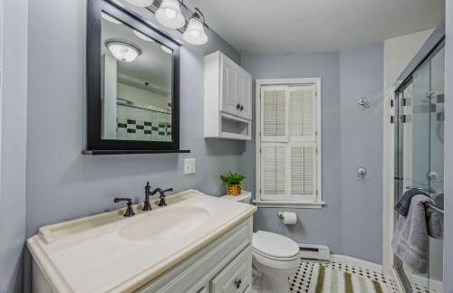 The Manor - Historic Mansion, Wifi, Covered Porch, Screen Porch, King Bed, Walk to Spas, Shops & Restaurants - Foto 23