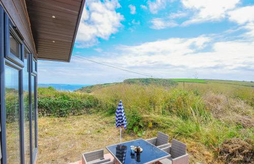 Midway Lodge - Photo 1