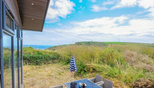 Midway Lodge - Photo 1