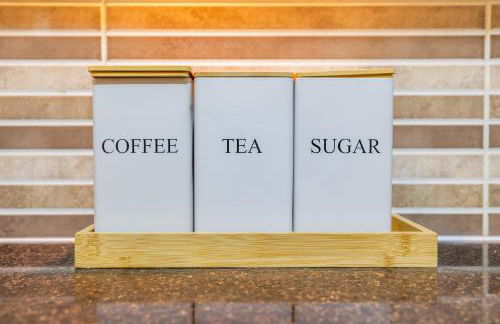 Spacious 4 Bedroom Home Near City Centre Sleeps 11 with Free Parking - Foto 25