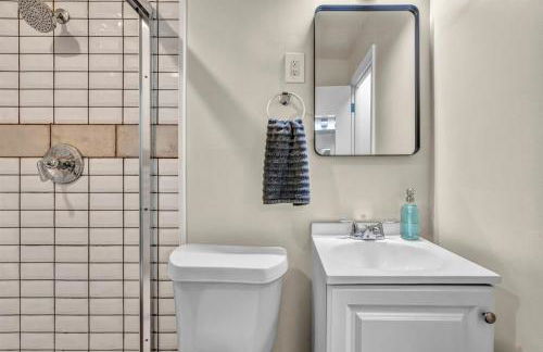 Fenced & Pet-Friendly! Modern 2BR Retreat! CLE-BW - Foto 11