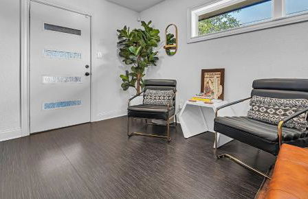 New-The Mod Poppy Large home 10 minutes from it all - Photo 11