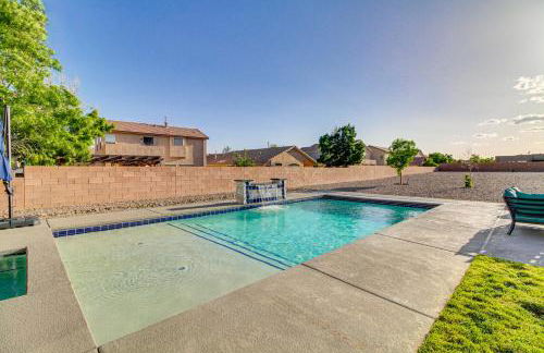 Poolside and Hot Tub Lounging Luxe Rio Rancho Home - Foto 30