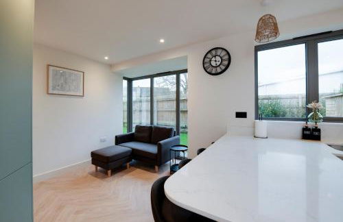 Spacious 5BR Home Near New Forest & Coast - Parking - Sleeps 10 - Photo 18