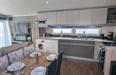 Pet friendly Holiday Home located at 5 Star award winning Shorefield Country Park - within walking distance to Milford on sea Beach - Photo 2