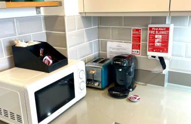 Central Leigh, on the Broadway, private gated parking, balcony - Foto 2