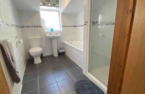 Gethin Lodge cosy Holiday cottage Near BPW with secure double garage with cctv sleeps up to 6 guests - Photo 27