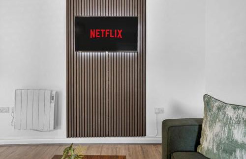 City Centre 2BR Apt with Balcony Access and Free Parking - Foto 19