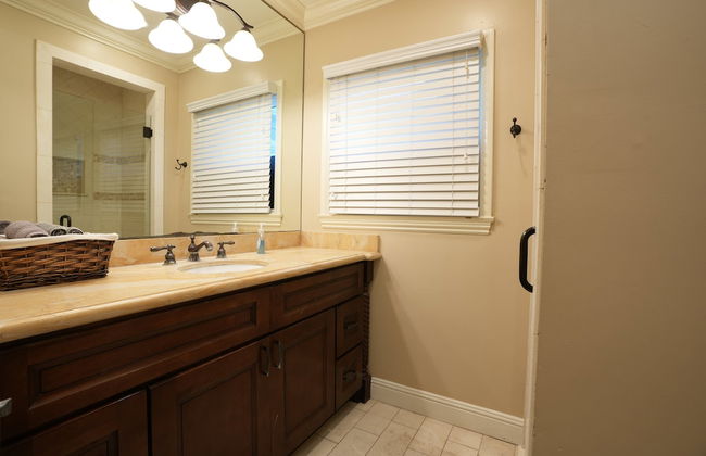 Incredible Estate 5 Bedrooms 3 Bathroom W/resort Style Rock Pool & Jacuzzi - Photo 30